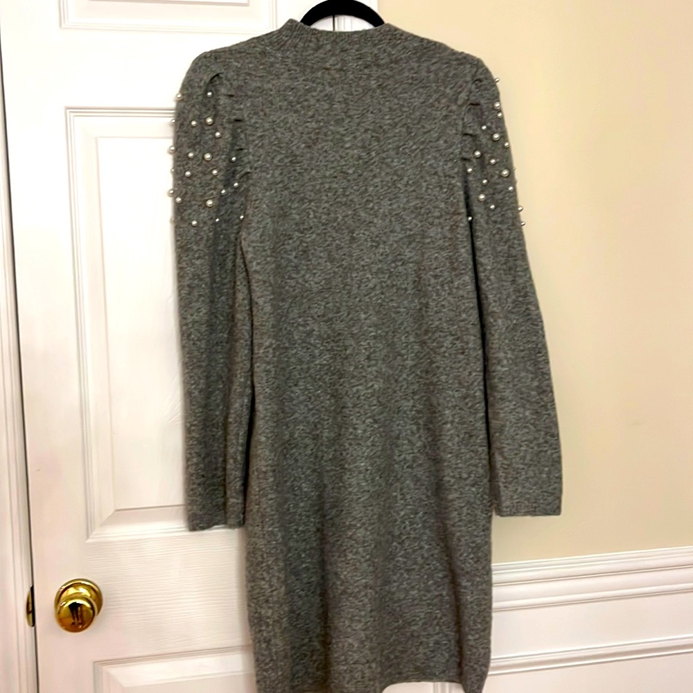 Knit gray dress with Pearl accents.